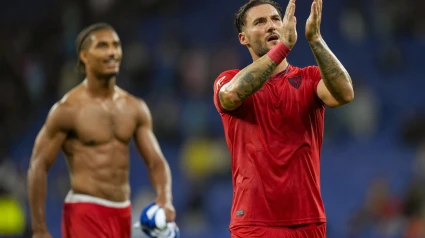 BARCELONA, 25/10/2024.- El centrocampista serbio del Sevilla Nemanja Gudelj celebra la victoria tras el partido de LaLiga de fútbol entre el RCD Espanyol y el Sevilla FC, este viernes en el RCDE Stadium. EFE/ Enric Fontcuberta