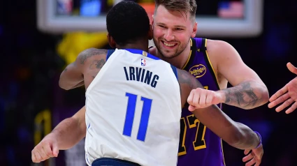 Luka Doncic se abraza con Kyrie Irving antes del partido entre Lakers y Mavs.