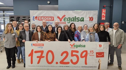 Foto de familia de la iniciativa Céntimo a Céntimo de Vegalsa-Eroski