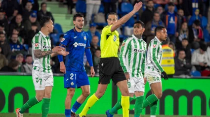 Alberola Rojas expulsa a Antony tras su entrada sobre Juan Iglesias.