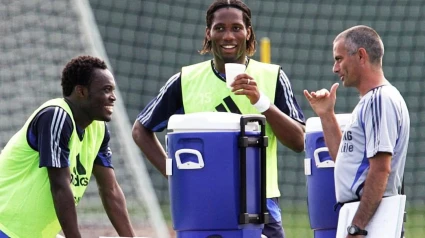 Mourinho, junto a Essien y Drogba en un entrenamiento del Chelsea.