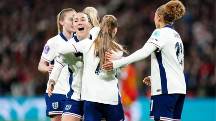 Las jugadoras de Inglaterra celebran el 1-0 contra España.