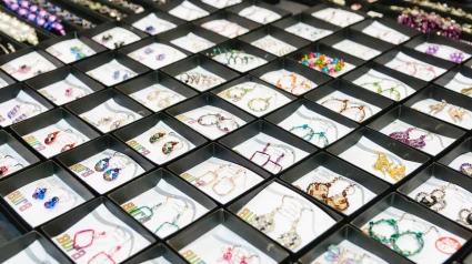 Joyas hechas a mano a la venta en un puesto de mercado