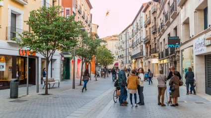 Personas en una calle peatonal en Huesca, España