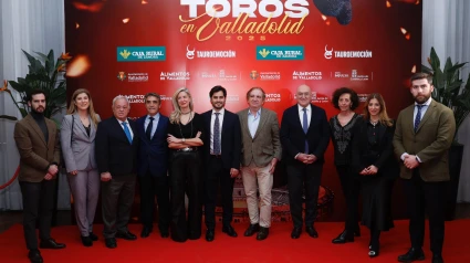 Foto de familia de las autoridades que acudieron a la gala "Toros en Valladolid"