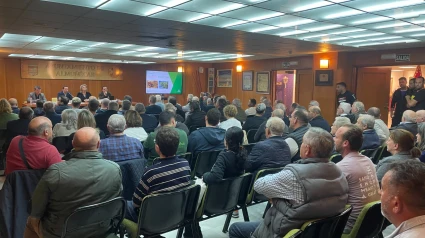 Más de 150 agricultores participan en la charla sobre el escarabajo de la ambrosía en Almuñécar