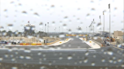 La lluvia hizo acto de presencia en Sakhir y sorprendió a los equipos y pilotos.