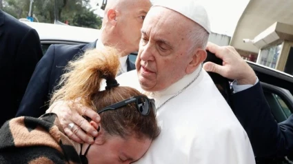 Papa Francisco junto a Angelica, madre de familia que había perdido a su hija Serena, de 4 años