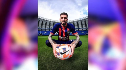 Samu Castillejo posa con la camiseta del Johor.