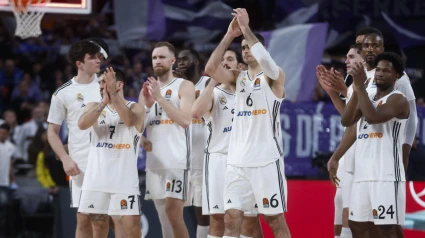 Los jugadores del Real Madrid celebran la victoria contra el Barcelona.