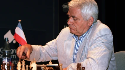 Spassky, en una imagen de 2005 jugando en un torneo de ajedrez.