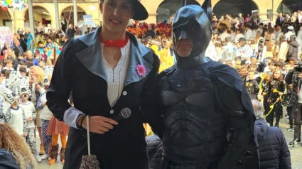 Gonzalo Jácome disfrazado de Batman recibe a los niños del desfile infantil en la Plaza Mayor