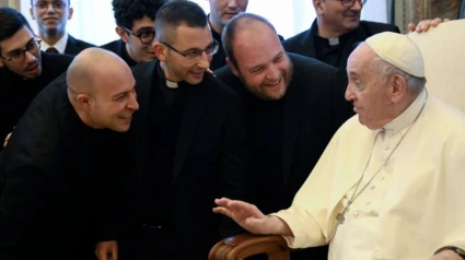 El Papa Francisco se reúne con diferentes sacerdotes y seminaristas en el Vaticano