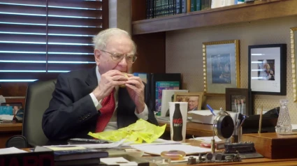 Warren Buffett desayunando una hamburguesa de McDonald's y una Coca-Cola