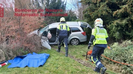 Dos heridos tras salirse de la vía y chocar contra una farola en Arre