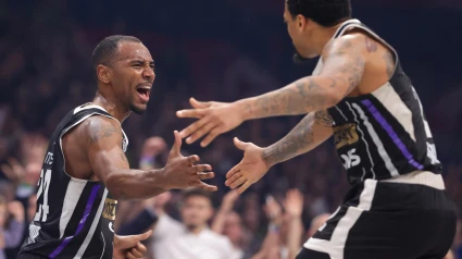 Isiaha Mike y Carlik Jones celebran la victoria contra Baskonia.