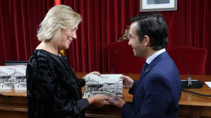 Foto de archivo de un encuentro entre Paula Alvarellos y José Manuel Rey Varela