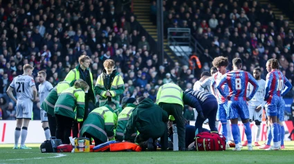 Los médicos del Crystal Palace atienden a Mateta sobre el césped tras la brutal patada.