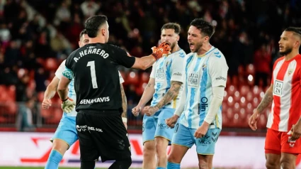 Los jugadores del Málaga celebran el empate contra el Almería.