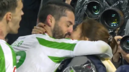 Beso de Isco con Sara Sálamo