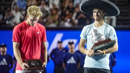 Alejandro Davidovich Fokina y el checo campeón Tomás Machc posan con sus trofeos.