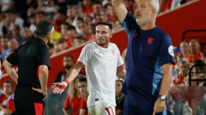 PALMA , 27/08/2024.-  El centrocampista del Sevilla Saúl Ñíguez (c) durante el partido de tercera jornada de LaLiga entre el RCD Mallorca y el Sevilla FC, este martes en el estadio de Son Moix, en Palma. EFE/CATI CLADERA