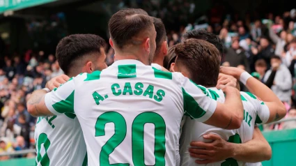 Los jugadores del Córdoba celebran uno de los cinco tantos al Granada.