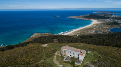 Batería de Monte Ventoso y la playa de Doniños al fondo