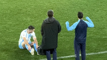 Momento en el que Ramón cae lesionado el sábado en Almería de su rodilla.