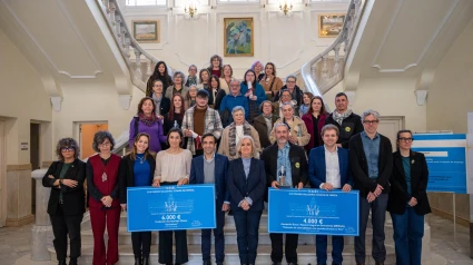 Foto de familia de los ganadores y de representantes municipales