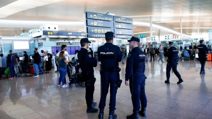 Tres agentes de policía en el aeropuerto de Barcelona