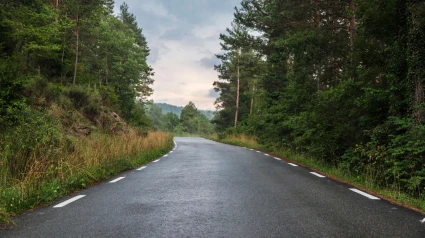 Carretera de montaña en un día lluvioso en Cataluña
