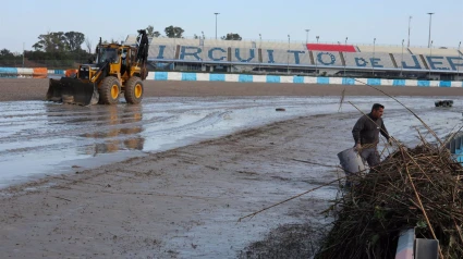 04/03/2025 Operarios trabajando en el restablecimiento de la normalidad en una de las curvas del circuito de Jerez tras el paso de una tormenta.POLITICA CIRCUITO DE JEREZ