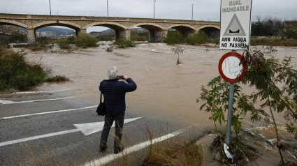 Imagen del caudal del río Palancia a su paso por Sagunto cuando varias carreteras de las provincias de Valencia y Castellón permanecen cortadas debido a la lluvia