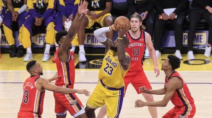 LeBron tirando a canasta en el partido contra los Pelicans