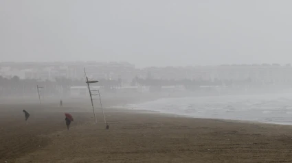 La playa de la Malavarrosa de Valencia afectada por el temporal de lluvias