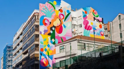 Pintura mural "Los Frutos del mar y la montaña" de los artistas Zosen Bandido con Mina Hamada el 25 de enero de 2020 en Vigo