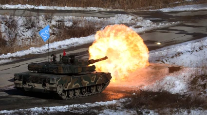 Un tanque de combate K1A2 dispara en el campo de entrenamiento de fuego de Seungjin en Pocheon, a 25 kilómetros al sur de la frontera intercoreana, Corea del Sur, el 6 de marzo de 2025, durante ejercicios de fuego real que la División de Infantería Mecanizada Capital del Ejército realizó con fuerzas estadounidenses.