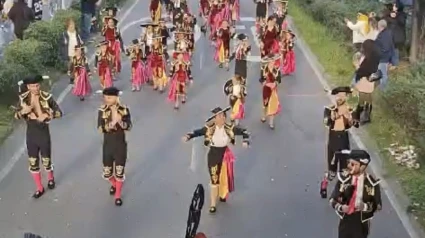 La comparsa de los "Lolailos" en pleno desfile de Domingo de Entroido por las calles de la ciudad de Ourense