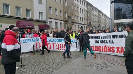 Concentración de los mariscadores este jueves ante el edificio de Xunta en la plaza de España