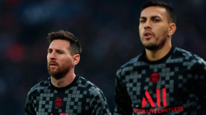 Leo Messi y Leandro Paredes calientan juntos antes de jugar un partido con el PSG en 2021