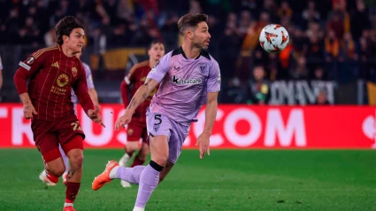 Yerai avanza con el balón en el Olímpico de Roma en el Roma-Athletic de la Europa League