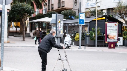 Un anciano cruza la calle con un andador en la ciudad de Jaén