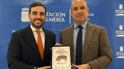 Carlos Sánchez y José Antonio García con el cartel de la matanza