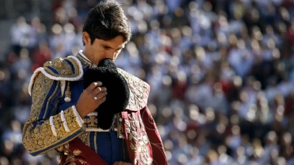 Sebastián Castella durante un paseíllo en la plaza de toros de Beziers