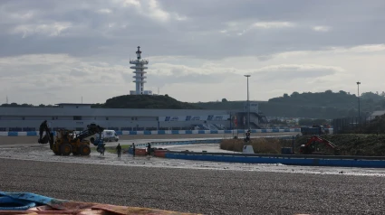 Labores de limpieza de la pista del circuito