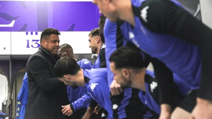 Ronaldo Nazario visita a los jugadores del Real Valladolid antes del Valencia