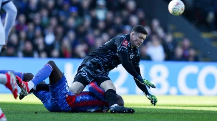 Liam Roberts y Jean-Philippe Mateta tras el incidente en el Millwall-Crystal Palace