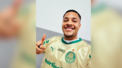 Vitor Roque posa con la camista del Palmeiras.