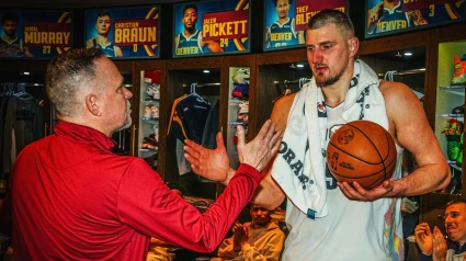 Moses Malone, entrenador de Denver, entrega el balón a Jokic tras su histórico partido.